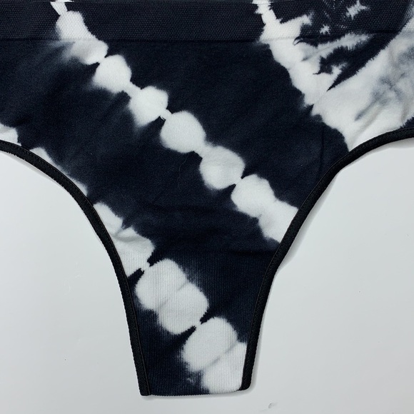 VS PINK Thong Panty - Picture 2 of 7